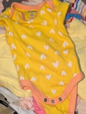 ❤️🔥10/$10❤️🔥 Baby Kidgets Yellow Heart-Print Onesie Size 0-3M